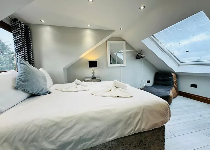 Spacious 6 Bed Residence In Wembly, London