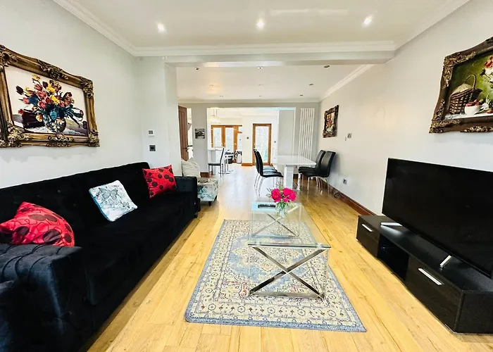 Spacious 6 Bed Residence In Wembly, London