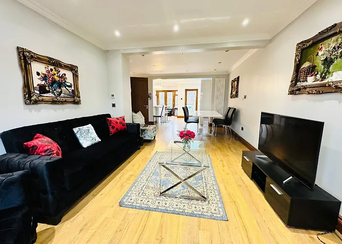 Spacious 6 Bed Residence In Wembly, London