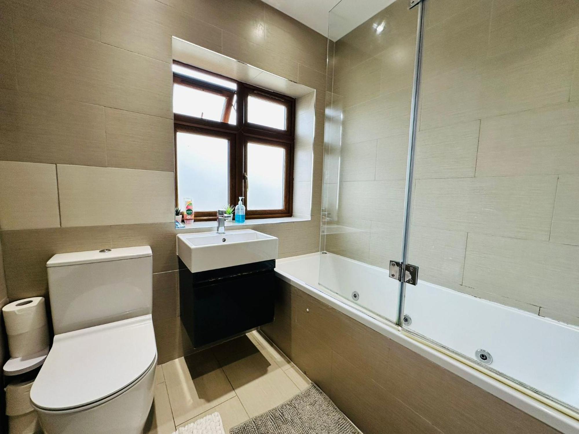 Apartment Spacious 6 Bed In Wembly, London