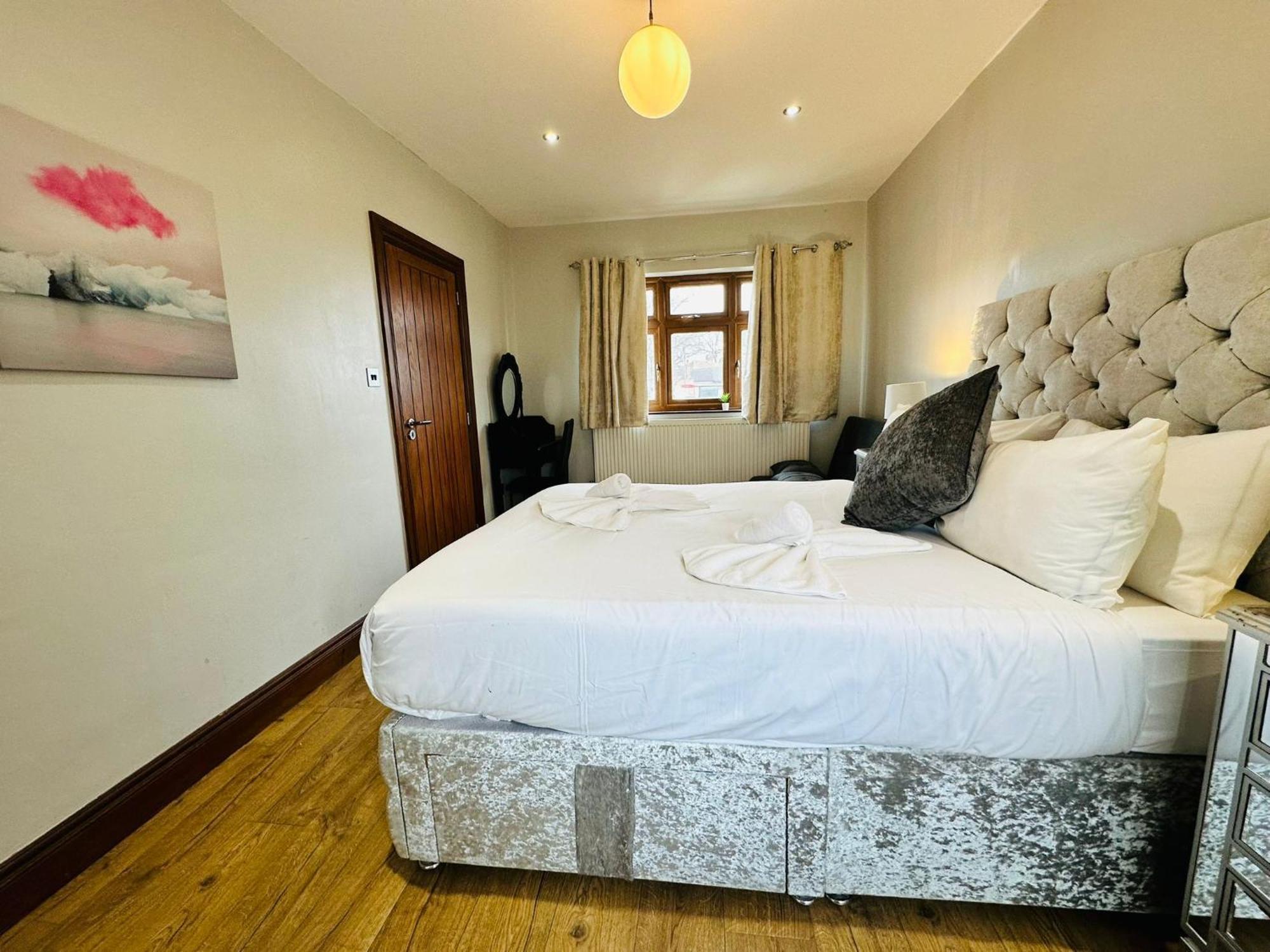 Spacious 6 Bed In Wembly, Лондон