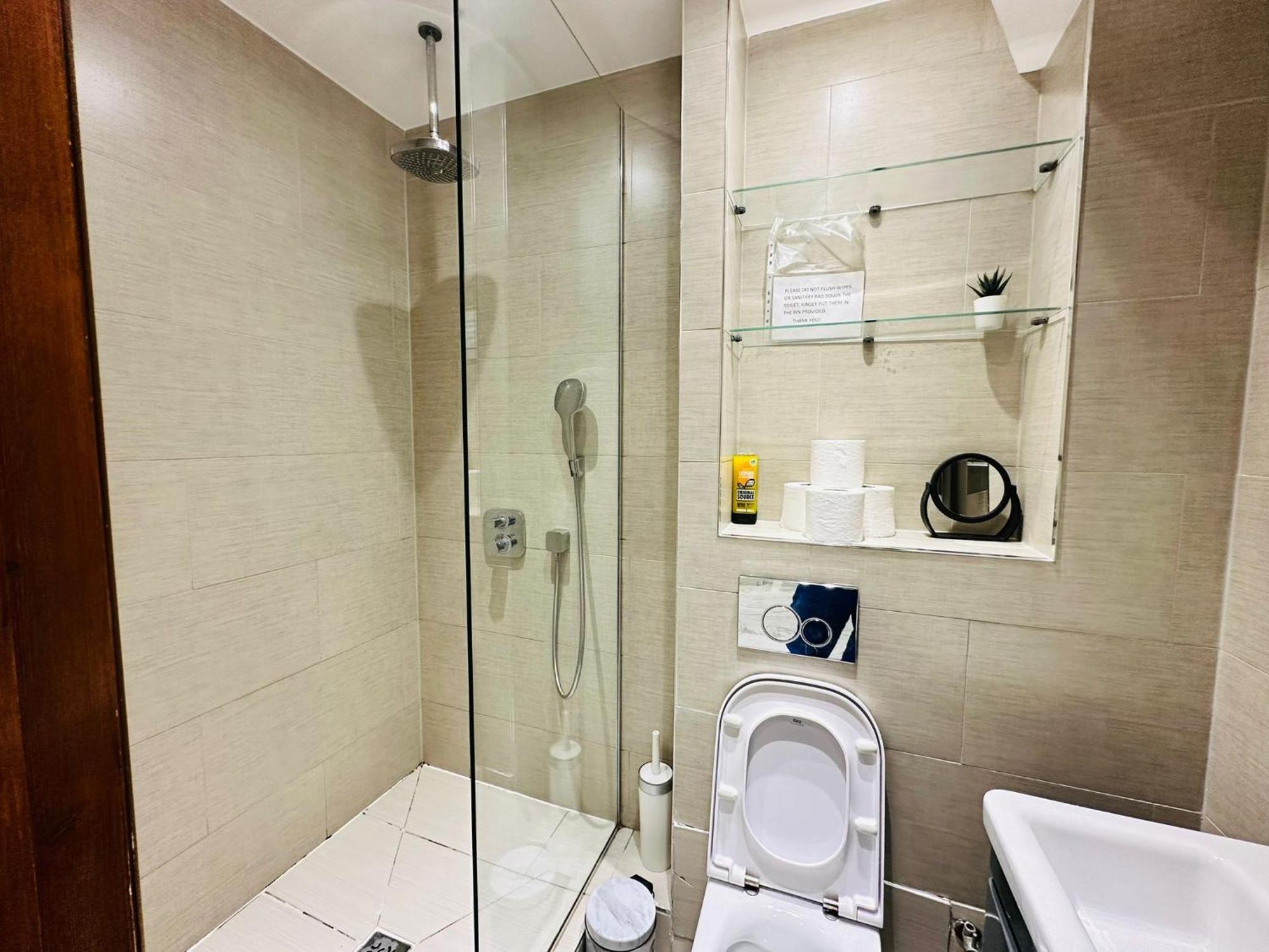 Spacious 6 Bed In Wembly, London