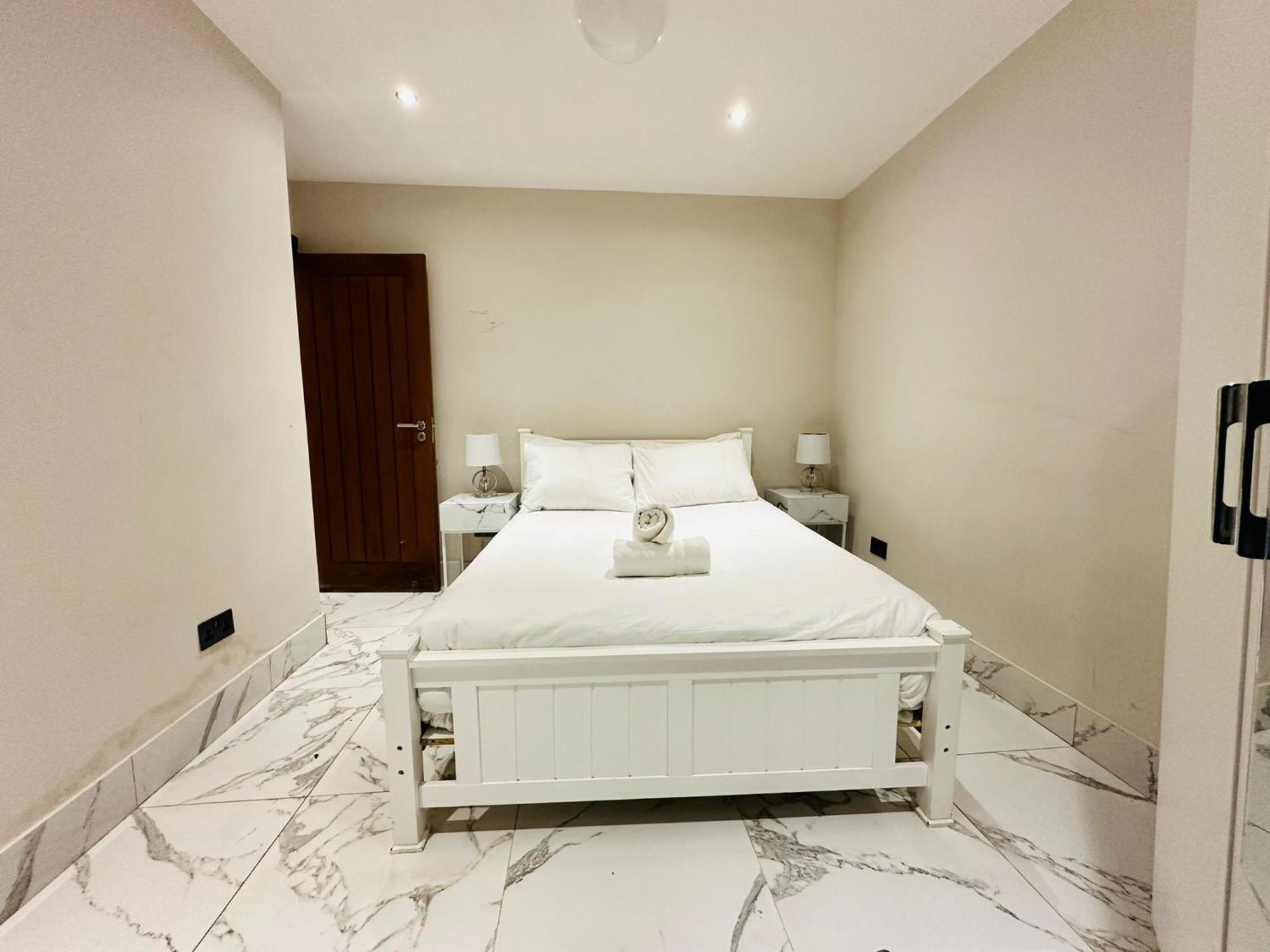 Spacious 6 Bed In Wembly, Лондон